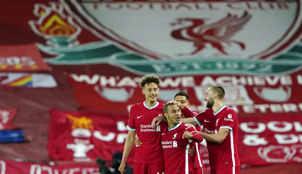 Para pemain Liverpool merayakan gol yang dicetak oleh Thiago Alcantara, ke gawang Southampton pada laga Liga Inggris di Stadion Anfield, Minggu (9/5/2021). Liverpool menang dengan skor 2-0. (Zac Goodwin/Pool via AP)
