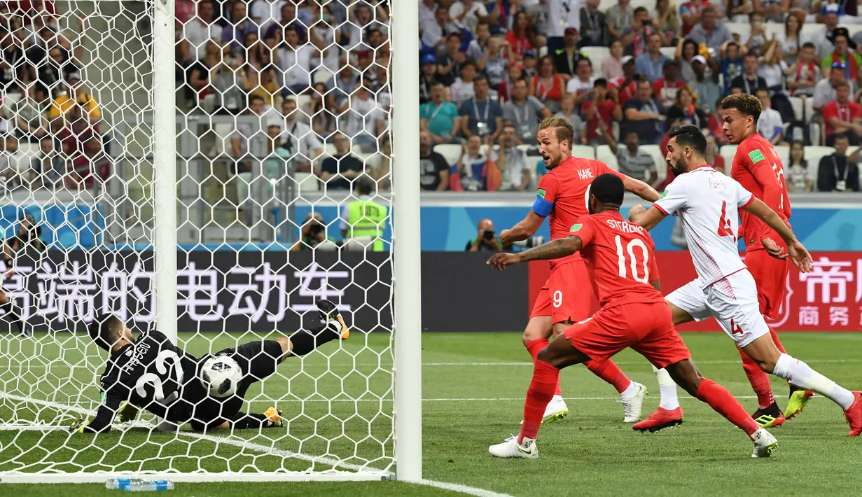 Proses terjadinya gol yang dicetak striker Inggris, Harry Kane, ke gawang Tunisia pada laga grup G Piala Dunia di Volgograd, Senin (18/6/2018). Gol ini tercipta pada menit ‘90+1 atau masa injury time. (AFP/Mark Ralston)