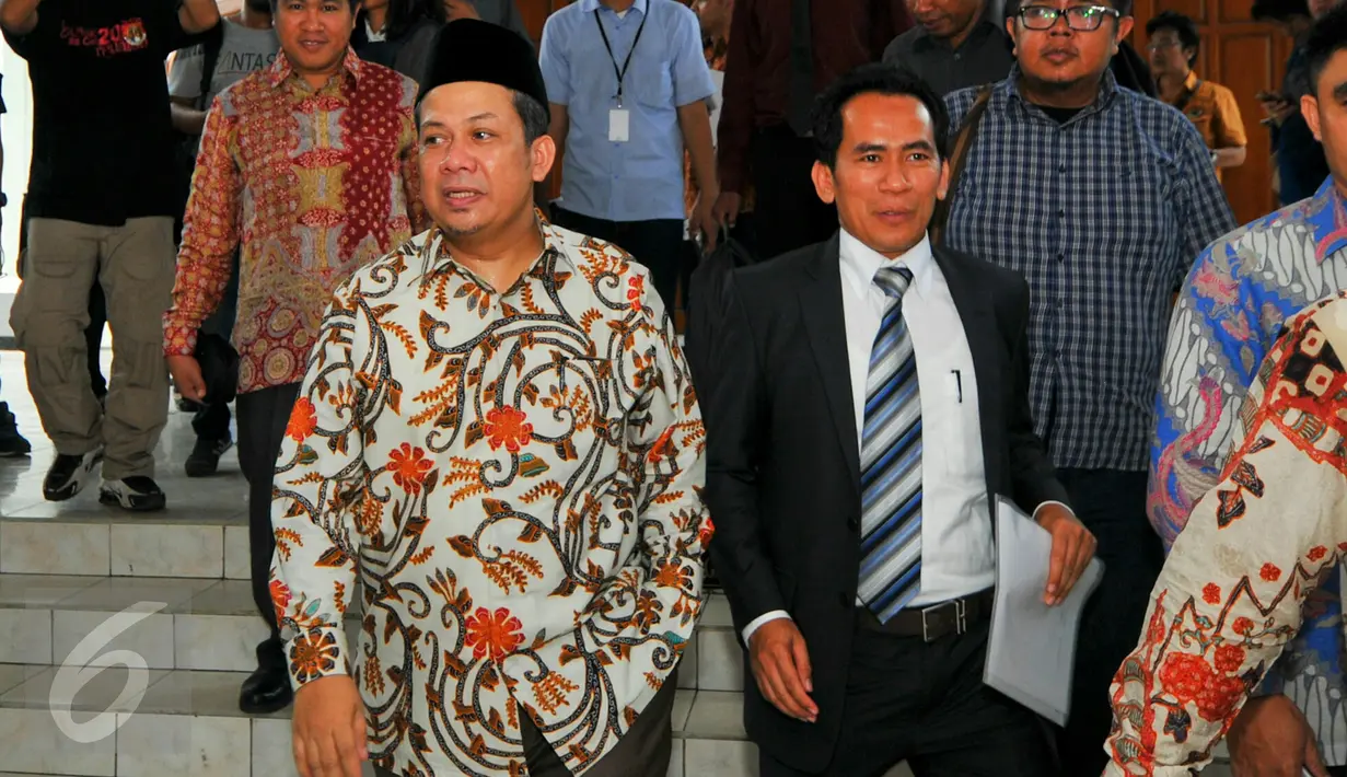Wakil Ketua DPR RI Fahri Hamzah didampingi kuasa hukumnya berjalan keluar ruang sidang Pengadilan Negeri Jakarta Selatan (PN Jaksel), Selasa (3/5). PN Jaksel menggelar mediasi antara Fahri Hamzah dengan PKS. (Liputan6.com/Yoppy Renato)