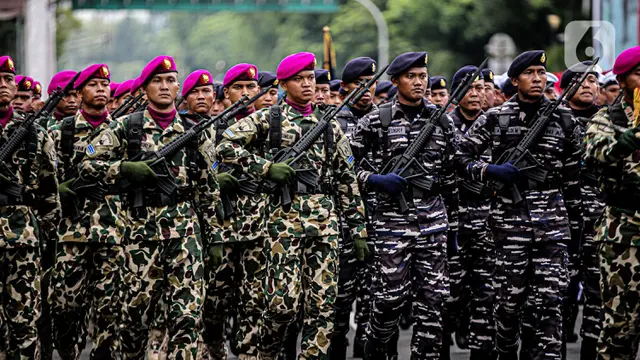 Presiden Jokowi Saksikan Defile Tiga Matra TNI