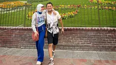 Disneyland mana pun rasanya seperti &ldquo;surga&rdquo; bagi anak-anak dan keluarga. Kali pertama ke Disney California Adventure Park, Amerika Serikat, Zaskia Adya Mecca malah tanpa anak-anak. Ia hanya bersama suami tercinta, Hanung Bramantyo. Mengunggah sejumlah foto di akun Instagram terverifikasi pekan ini, Zaskia Adya Mecca curhat ke Disneyland tanpa anak. (Foto: Dok. Instagram @zaskiadyamecca)