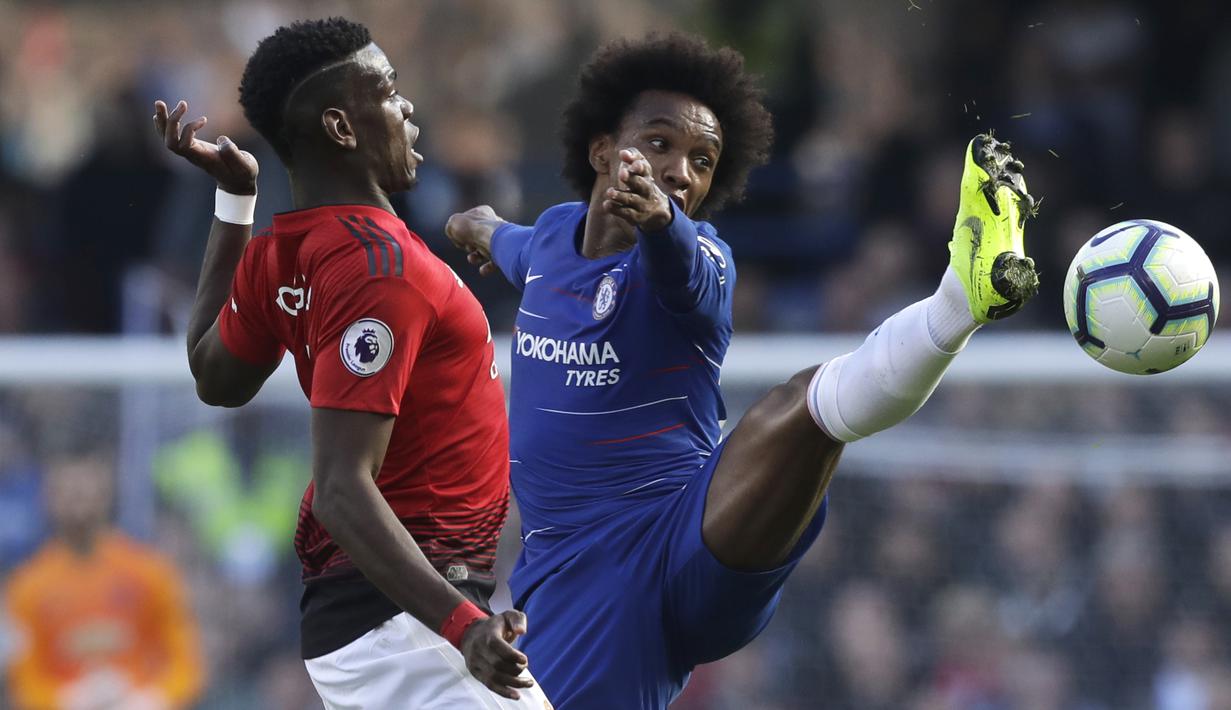 Gelandang Chelsea, Willian, berebut bola dengan gelandang Manchester United, Paul Pogba, pada laga Premier League di Stadion Stamford Bridge, Sabtu (20/10/2018). Kedua tim bermain imbang 2-2. (AP/Matt Dunham)