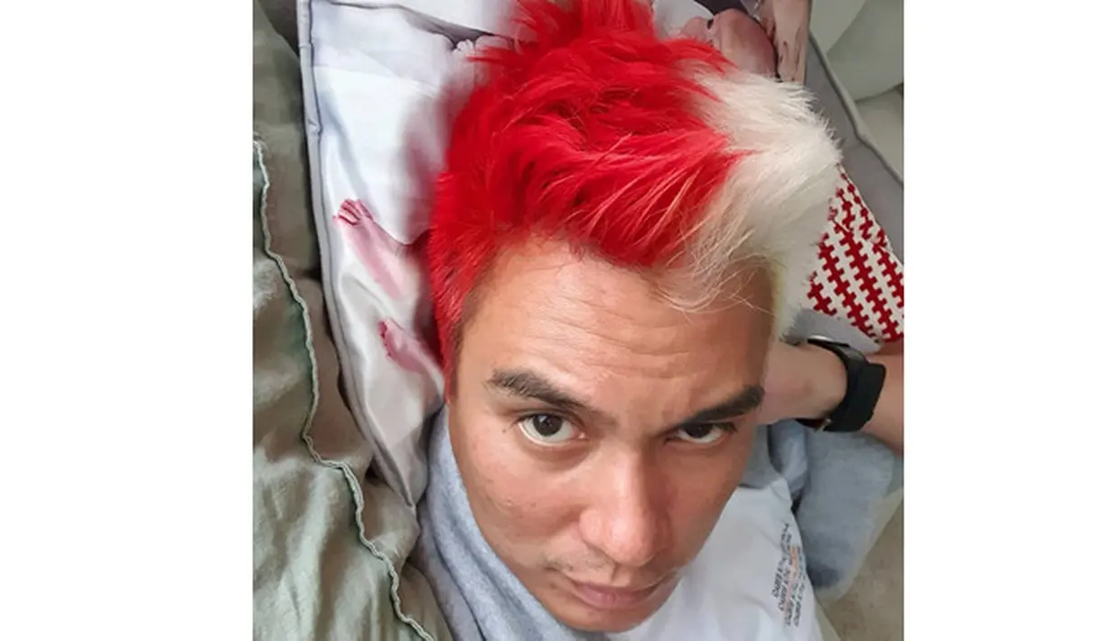 6 Potret Terbaru Baim Wong, Nyentrik dengan Rambut Merah Putih di Spanyol (sumber: Instagram.com/baimwong)
