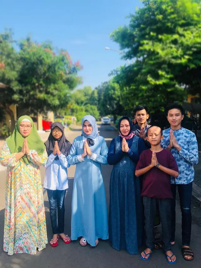 6 Potret Ochi Rosdiana 'Anak Band' Tampil Berhijab, Bikin Pangling