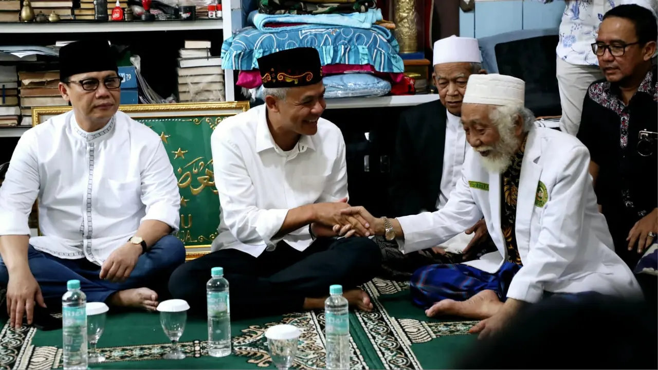 Bakal calon presiden (bakal capres) dari PDI Perjuangan (PDIP) Ganjar Pranowo melakukan silahturahmi dengan ulama kharismatik Banten Kiai Haji Ahmad Muhtadi bin Dimyathi al-Bantani atau yang lebih dikenal dengan Abuya Muhtadi.