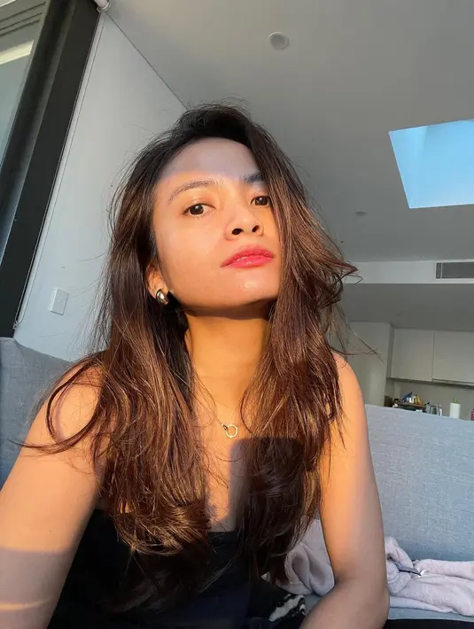 Sunset yang menerobos lewat jendela rumah mengenai langsung wajah wanita yang dulunya kerap duet bareng Irwansyah. Acha terlihat makin eksotis. (Liputan6.com/IG/@septriasaacha).