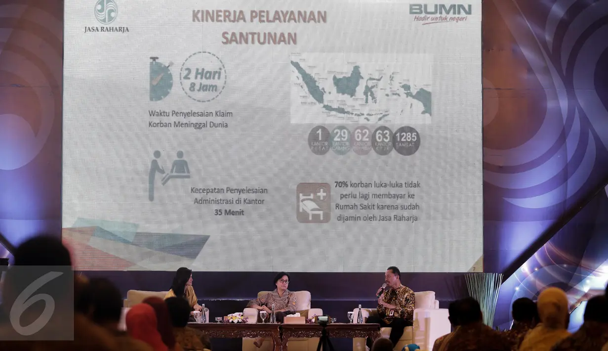 Dirut PT.Jasa Raharja, Budi Setyarso (kanan) memaparkan sosialisasi kenaikan santunan korban kecelakaan penumpang umum dan korban kecelakaan lalu lintas Jasa Raharja di Jakarta, Jumat (12/5). (Liputan6.com/Faizal Fanani)