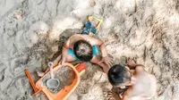 Ilustrasi anak-anak bermain di pantai (unsplash)
