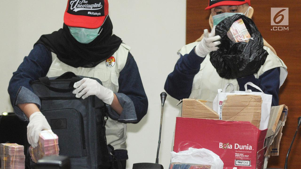 Bupati Cianjur Tersangka KPK Tunjukkan Barang Bukti Suap