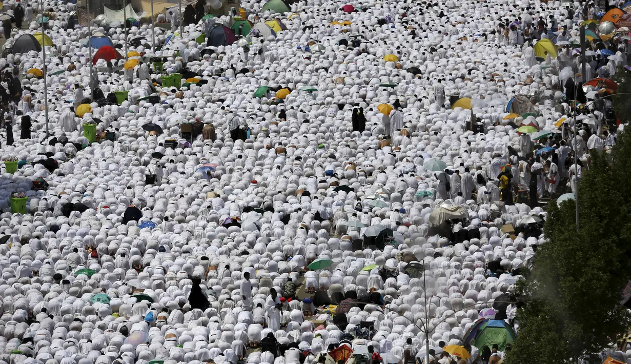 Suasana Salat Ied di jalan Arafah, Arab Saudi, Rabu (23/9/2015). Arab Saudi menetapkan tanggal 23 September 2015 sebagai Hari Raya Idul Adha. (REUTERS/Ahmad Masood)
