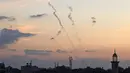 <p>Tembakan roket diluncurkan dari beberapa lokasi di Gaza mulai pukul 06:30 pagi (0330 GMT) dan berlanjut selama hampir setengah jam, wartawan AFP melaporkan. (MAHMUD HAMS / AFP)</p>