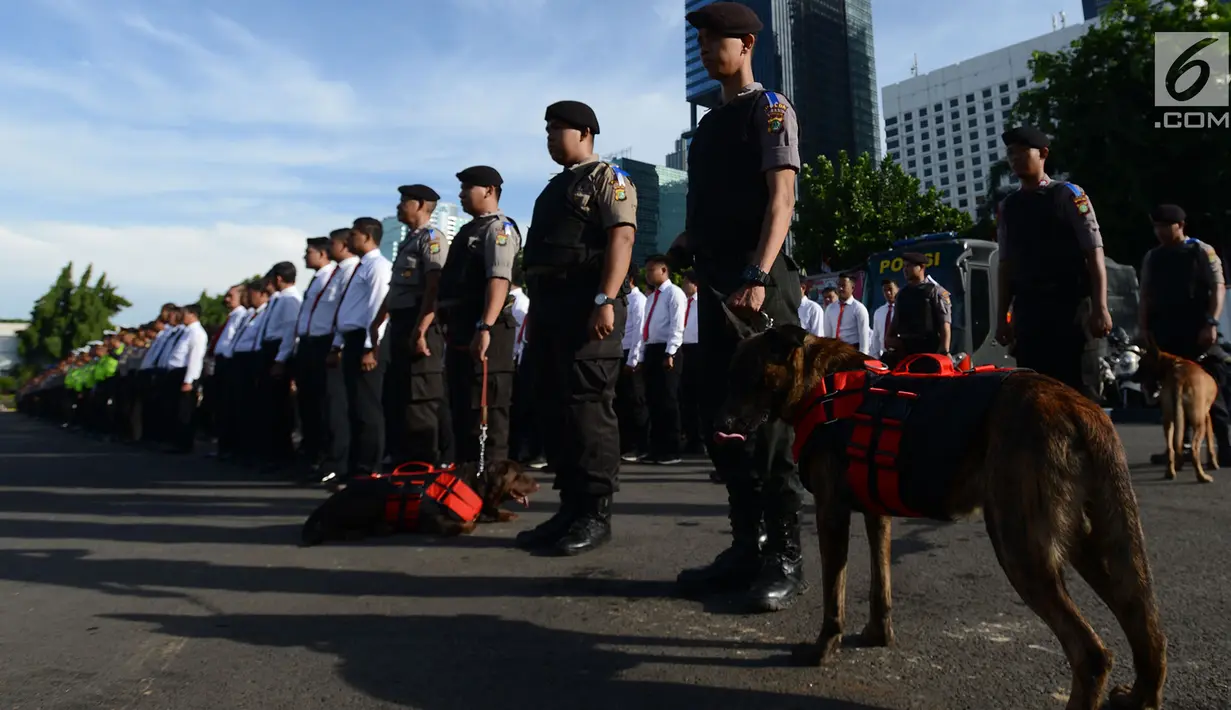 Polisi berbaris saat mengikuti Apel Operasi Lilin 2018 di lapangan Polda Metro Jaya, Jakarta, Jumat (21/12). Operasi digelar dalam rangka pengamanan Natal 2018 dan Tahun Baru 2019. (Merdeka.com/Imam Buhori)