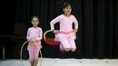 Gerakan dasar balet diperagakan anak-anak Palestina ini saat berlatih di kota Gaza, Palestina, (25/11/2015). (Reuters/Suhaib Salem).
