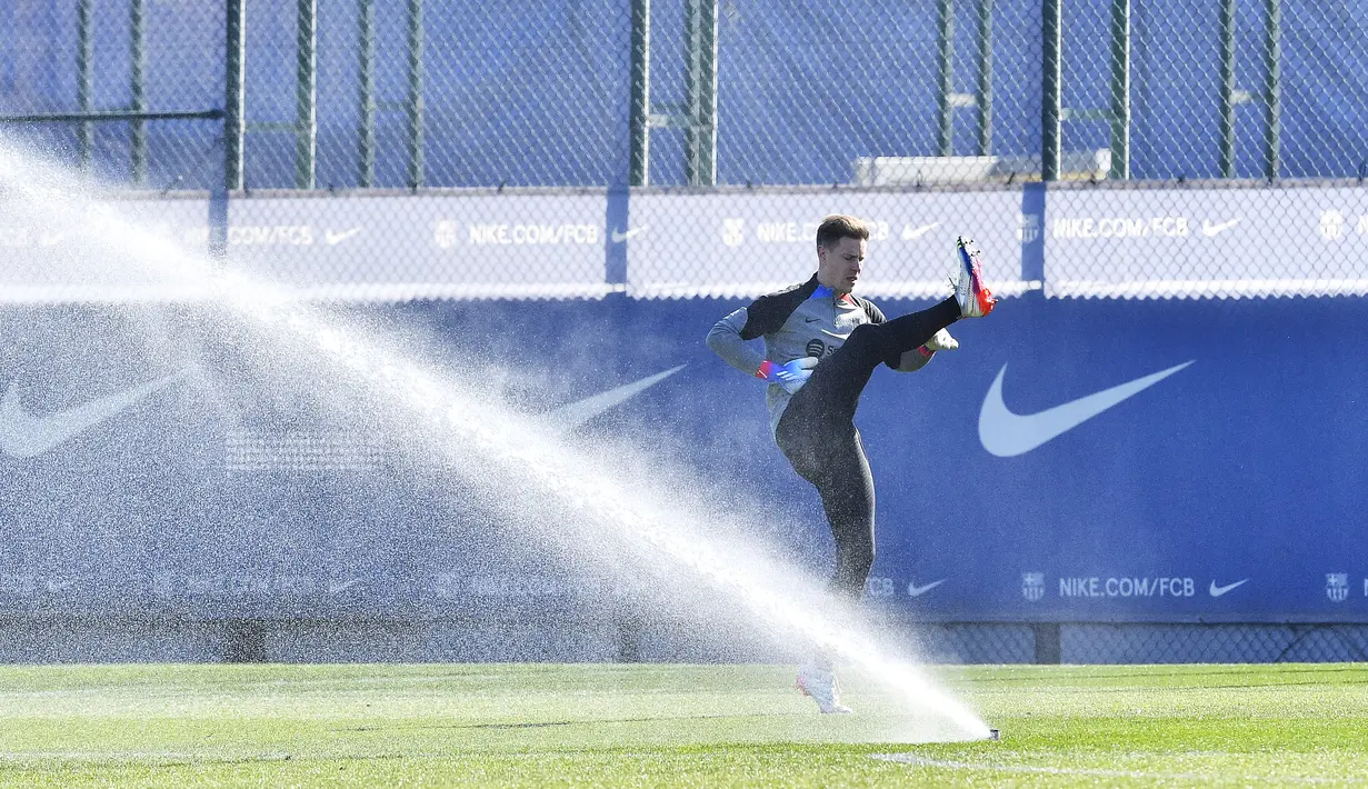 Kiper Barcelona asal Jerman Marc-Andre ter Stegen menghadiri sesi latihan menghadiri sesi latihan pada malam semifinal Copa del Rey melawan Real Madrid, di tempat latihan Joan Gamper di Sant Joan Despi, Rabu (1/3/2023). Dua penyerang Barcelona, Robert Lewandowski dan Ousmane Dembele dikabarkan akan absen di pertandingan bertajuk el clasico itu. (Pau BARRENA / AFP)