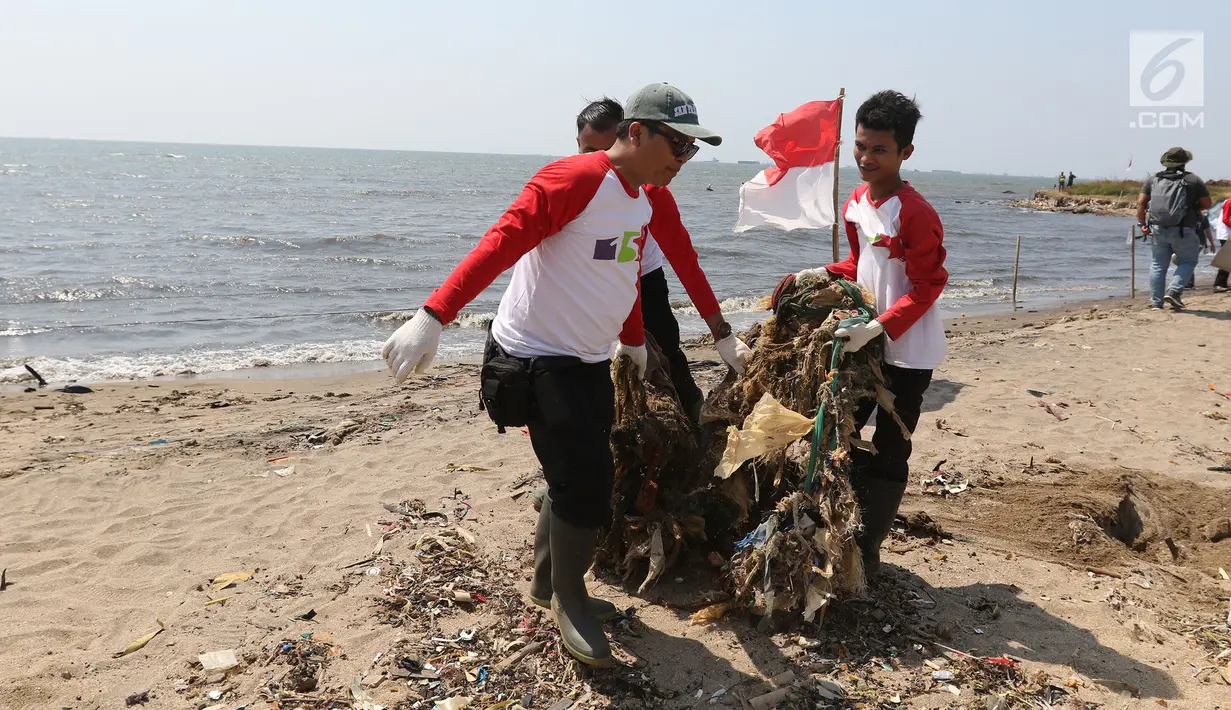 Relawan mengangkut sampah di pantai timur ancol, Jakarta, Minggu (18/8/2019). Dalam rangka merayakan HUT ke-74 RI, Pandu Laut Nusantara, KKP, Yayasan Econusa bersama puluhan komunitas pecinta laut dan influencer lainnya akan menggelar gerakan Menghadap Laut 2.0. (Liputan6.com/Herman Zakharia)