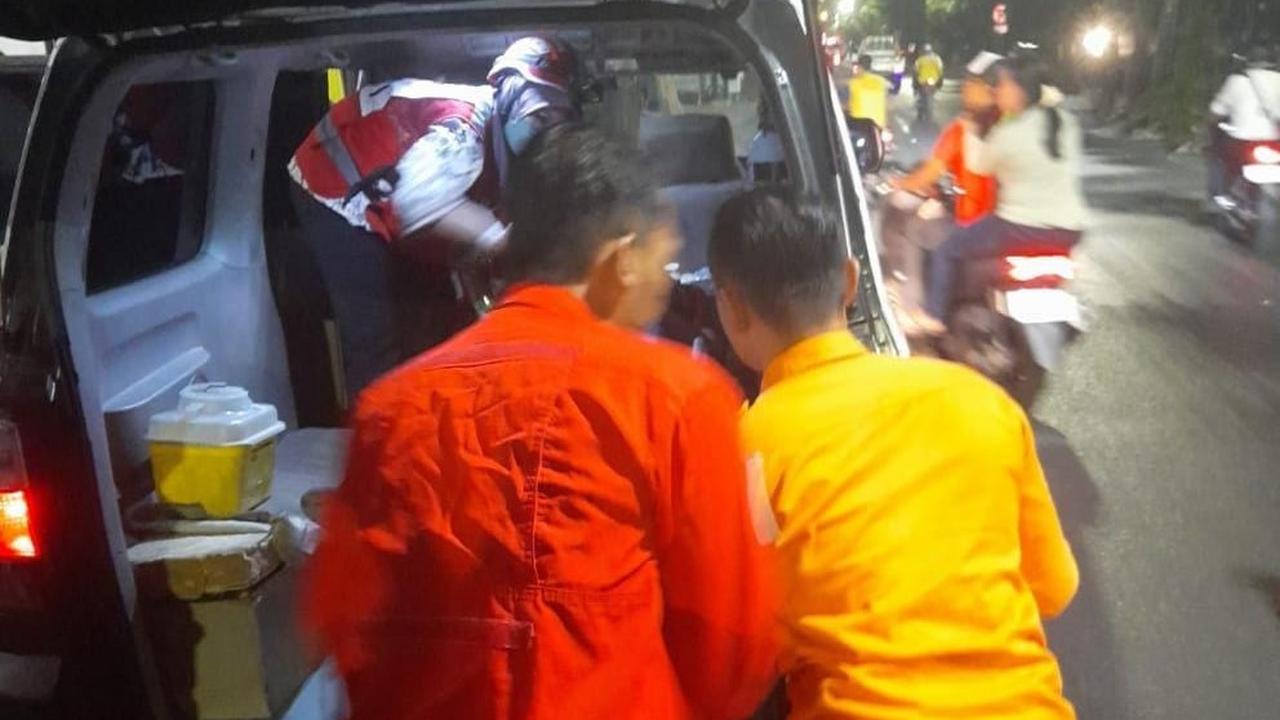 Aris Wahyuwono dibawa ke rumah sakit usai dibacok di kepala dan muka. (Dian Kurniawan/Liputan6.com)