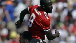 Striker Manchester United, Romelu Lukaku, menyundul bola saat melawan Real Madrid pada laga ICC 2017 di Stadion Levi's, California, Minggu (23/7/2017). MU menang atas Madrid 2-1 melalui adu penalti. (AP/Ben Margot)