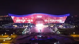 Foto udara memperlihatkan pertunjukan cahaya yang ditampilkan di gedung Global Center, Chengdu, Provinsi Sichuan, China, 29 September 2020. Serangkaian pertunjukan cahaya dan lampu sorot digelar di Chengdu setiap malam dari 29 September hingga 10 Oktober mendatang. (Xinhua/Zhang Kefan)