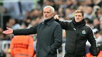 Jose Mourinho (kiri) pada laga Benfica versus Newcastle di ajang Liga Champions. (ANDY BUCHANAN / AFP)
