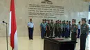 Citizen6, Jakarta: Panglima TNI Laksamana TNI Agus Suhartono menerima laporan Sertijab Kapusjianstra TNI dari pejabat lama kepada pejabat baru di Ruang Hening Mabes TNI Cilangkap Jakarta, Senin (25/6). (Pengirim: Badarudin Bakri).