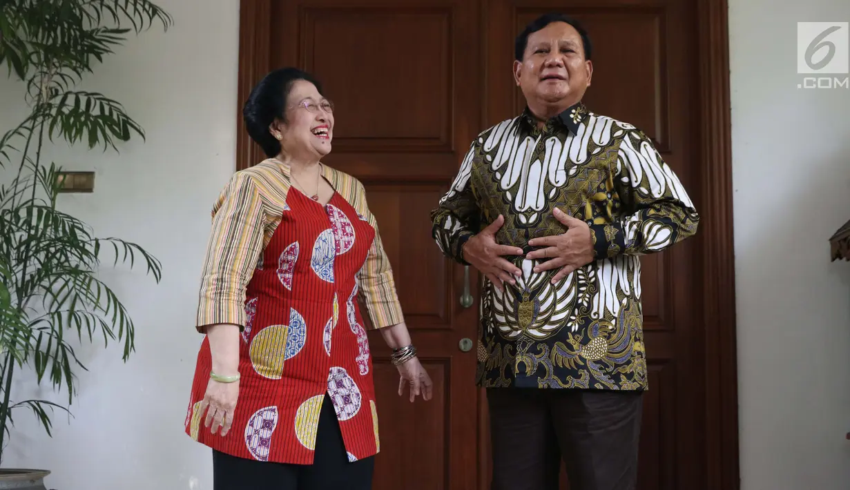 Ketua Umum PDIP, Megawati Soekarnoputri (kiri) tertawa bersama Ketua Umum Partai Gerindra, Prabowo Subianto usai melakukan pertemuan dan makan siang bersama di kediaman Megawati di Jalan Teuku Umar, Jakarta, Rabu (24/7/2019). (Liputan6.com/Helmi Fithriansyah)