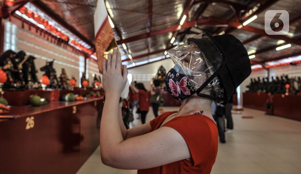 Warga keturunan Tionghoa sembahyang malam Tahun Baru Imlek 2572 di klenteng kawasan Petak Sembilan, Glodok, Jakarta, Kamis (11/2/2021). Pihak klenteng membatasi jumlah umat yang ingin sembahyang maksimal 50 persen. (merdeka.com/Iqbal S. Nugroho)
