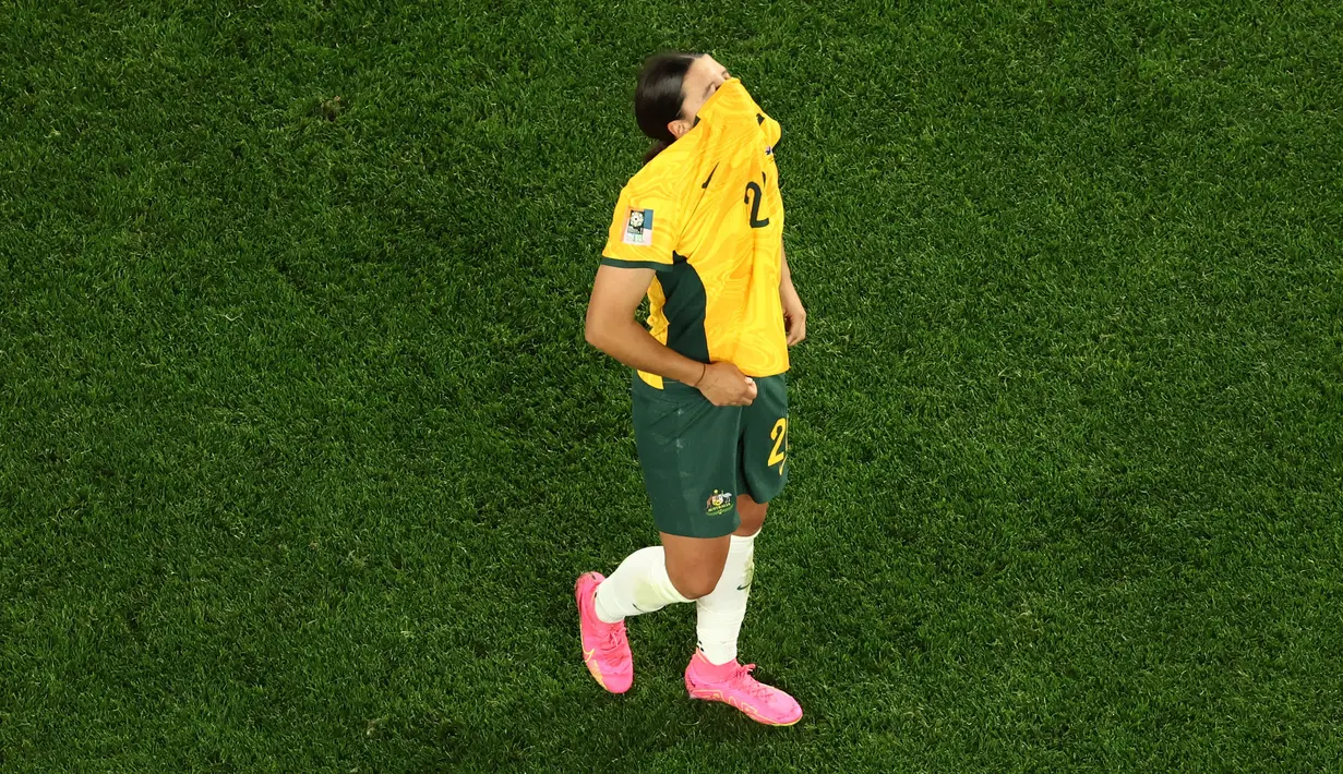 Reaksi kecewa pemain Timnas Australia, Sam Kerr setelah kalah dari Timnas Inggris pada laga semifinal Piala Dunia Wanita 2023 di Stadium Australia, Sydney, 16 Agustus 2023. (AFP/David Gray)