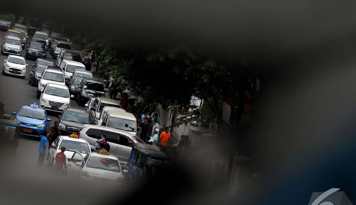 Parkir liar masih marak di sepanjang Jalan di Ponegoro, tepatnya depan Rumah Sakit Cipto Mangunkusumo, , Jakarta, Senin (8/9/2014) (Liputan6.com/Johan Tallo)
