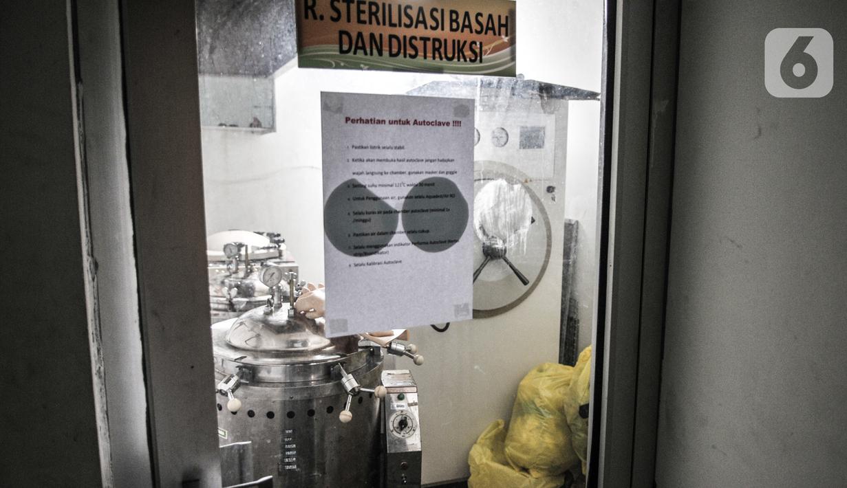 Suasana saat limbah Covid-19 disterilisasi di ruangan khusus sebelum dibawa ke Tempat Penyimpanan Sementara Limbah B3 di Labkesda DKI Jakarta, Selasa (4/8/2020). Setiap kantong berisi limbah Covid-19 dibawa ke ruang sterilisasi sebelum diangkut ke tempat pembuangan. (merdeka.com/Iqbal Nugroho)