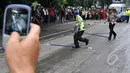 Suasana oleh TKP kecelakaan maut Outlander yang menewaskan 4 orang di Arteri Pondok Indah. Tampak seorang warga mengabadikan peristiwa tersebut dengan kamera ponselnya, Jakarta, Kamis (22/1/2015). (Liputan6.com/Miftahul Hayat)