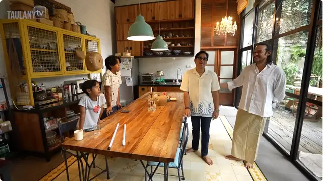 Potret Dapur dan Meja Makan Rumah Dwi Sasono dan Widi Mulia (YouTube TAULANY TV)