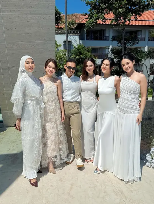 Tampil memesona dalam outerwear lace berwarna putih, Dara memadukannya dengan hijab senada, menciptakan tampilan feminin dan klasik yang tetap syar’i.