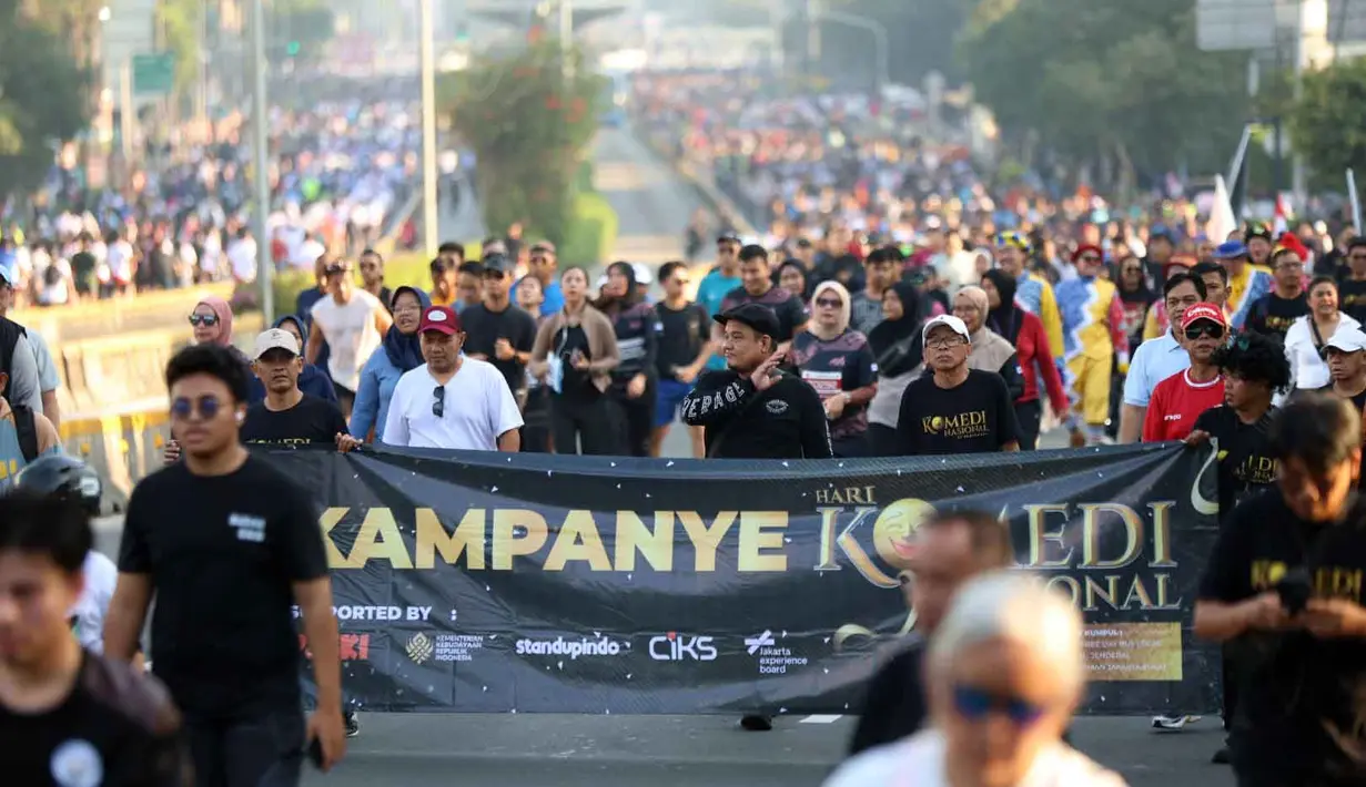 Sejumlah komedian yang tergabung dalam PaSKI (Persatuan Seniman Komedi Indonesia) melakukan kampanye Hari Komedi Nasional saat pelaksanaan Hari Bebas Kendaraan Bermotor (HBKB) atau Car Free Day (CFD) di Jalan Jenderal Sudirman, Jakarta, Minggu (21/9/2025). (Kapanlagi.com/Budy Santoso)
