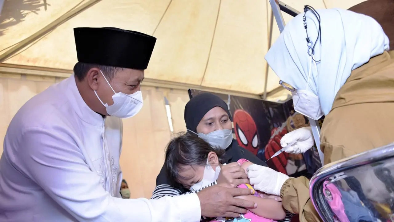 Wagub Jabar Uu Ruzhanul Ulum tengah mengikuti jalannya vaksinasi Covid-19 Ramadan di pusat perbelanjaan di Garut, Jawa Barat.