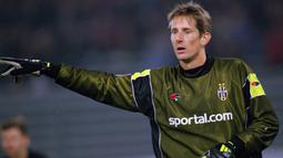 Edwin van der Sar. Kiper berusia 51 tahun yang pensiun bersama MU pada Juli 2011 ini didatangkan Juventus dari Ajax Amsterdam pada awal musim 1999/2000. Membela Juventus selama dua musim, ia total tampil dalam 88 laga dengan torehan 41 clean sheet dan kemasukan 74 gol. (twitter/ChampionsLeague)