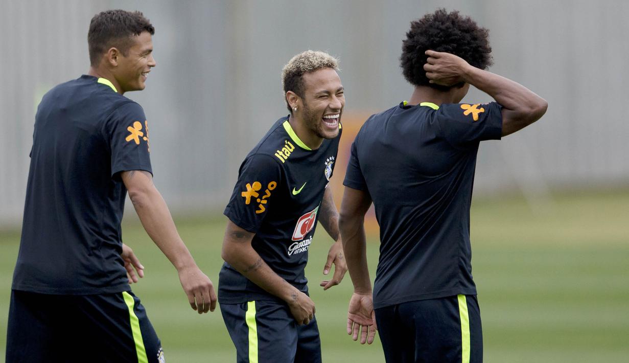 Striker Brasil, Neymar, tertawa saat mengikuti sesi latihan jelang laga Kualifikasi Piala Dunia di  Teresopolis, Barsil, Selasa (3/10/2017). Brasil akan berhadapan dengan Bolivia. (AP/Silvia Izquierdo)