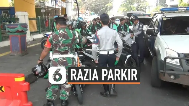 VIDEO: Razia Parkir, Pengendara Ribut dengan Anggota TNI
