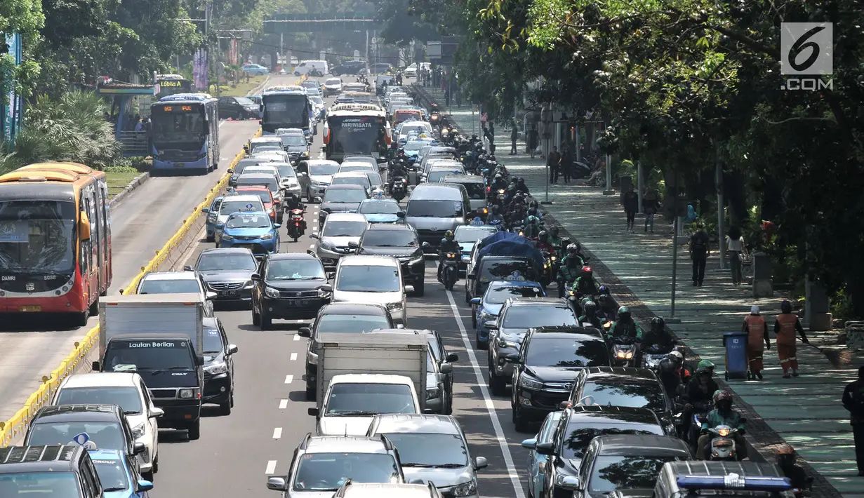 Kendaraan melintas di Jalan Medan Merdeka Barat, Jakarta, Senin (3/9). Perluasan ganjil genap di sejumlah ruas jalan Ibu Kota diperpanjang hingga 13 Oktober mendatang atau usai perhelatan Asian Para Games. (Merdeka.com/Iqbal S. Nugroho)