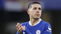 Pemain Chelsea, Enzo Fernandez, saat melawan Leeds United pada laga pekan ke-26 Liga Inggris 2022/2023 di Stamford Bridge, London, Sabtu (05/03/2023). Pemain muda terbaik Piala Dunia 2022 ini memiliki akurasi umpan yang sangat baik sekaligus juga dapat menjadi penghubung antarlini dalam membangun serangan maupun bertahan. (AP Photo/David Cliff)
