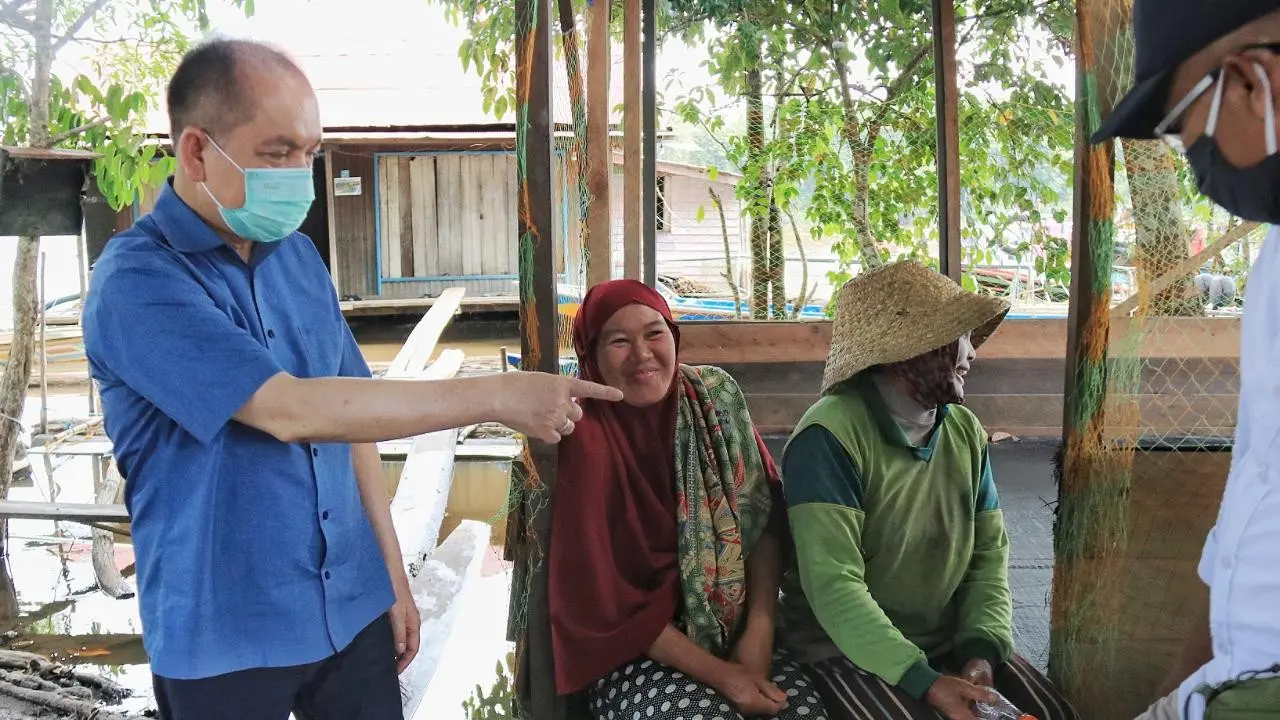 Gaya Ben Brahim S Bahat saat bertemu warga di Desa Telaga, pinggir Sungai Katingan. (Istimewa)