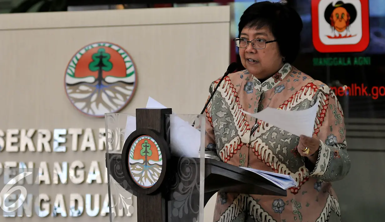 Menteri LHK, Siti Nurbaya memberikan keterangan saat Konferensi Pers di Kementrian LHK, Jakarta, Jumat (18/9/2015). Sepuluh perusahaan menjadi tersangka dalam pembakaran hutan yang menyebabkan terjadinya kabut asap. (Liputan6.com/Johan Tallo)