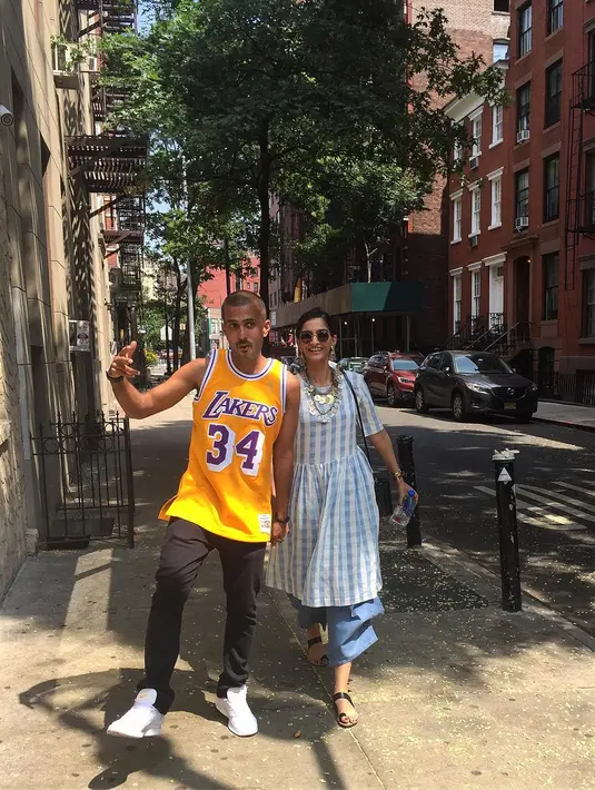 Sonam Kapoor juga menjelaskan jika ia merasa akan banyak sekali ritual yang harus dilakukannya sebelum melangsungkan pernikahan. Jadi akan lebih efisien jika pernikahannya dilangsungkan di India. (Foto: instagram.com/anandahuja)