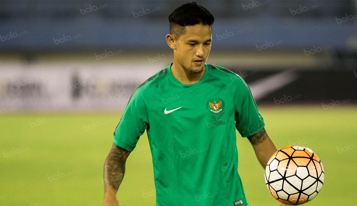 Penyerang timnas Indonesia, Irfan Bachdim, tampak santai berlatih ringan jelang ujicoba melawan Malaysia. (Bola.com/Vitalis Yogi Trisna)