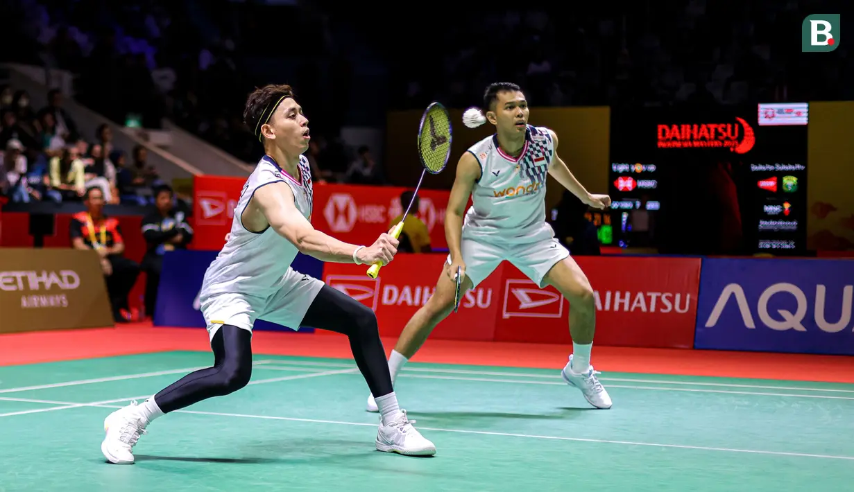 Ganda putra Indonesia, Fajar Alfian/Muhammad Rian Ardianto, saat melawan wakil Denmark, Daniel Lundgaard/Mads Vestergaard di babak 32 besar Indonesia Masters 2025 di Istora Senayan, Jakarta, Selasa (21/1/2025) sore WIB. (Bola.com/Bagas lazuardi)