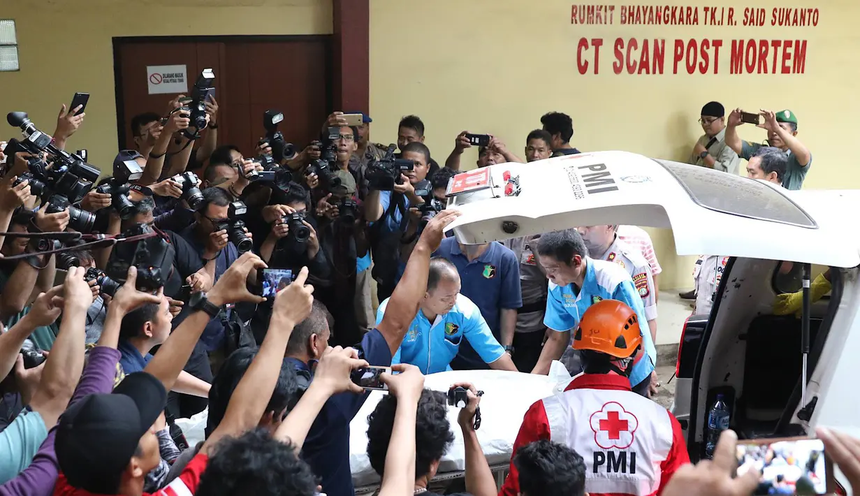 Petugas memindahkan kantong jenazah dari ambulans ke RS Polri, Kramat Jati, Jakarta, Selasa (30/10). Dua kantong jenazah kembali tiba di RS Polri pascakecelakaan pesawat Lion Air JT 610 yang jatuh di perairan Karawang. (Liputan6.com/Immanuel Antonius)