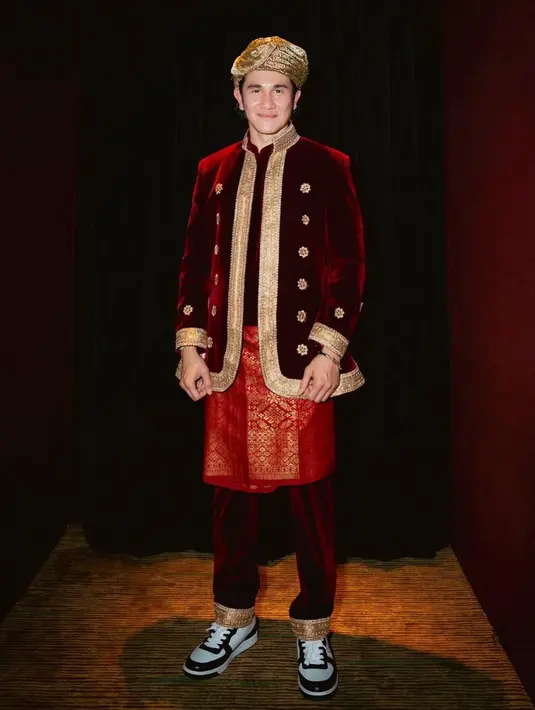 Kali ini, Vino memancarkan aura yang sangat mewah dibalut busana adat Minang bahan beludru.