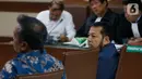 Terpidana kasus korupsi proyek e-KTP, Setya Novanto menyimak pertanyaan saat menjadi saksi dalam sidang lanjutan dugaan korupsi e-KTP dengan terdakwa Markus Nari di Pengadilan Tipikor, Jakarta, Rabu (2/10/2019). (Liputan6.com/Helmi Fithriansyah)