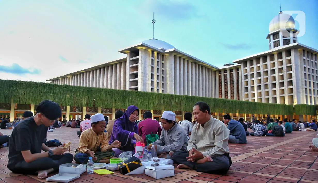 Umat muslim menyantap menu berbuka puasa di Masjid Istiqlal, Jakarta, Sabtu (1/3/2025). (Liputan6.com/Angga Yuniar)