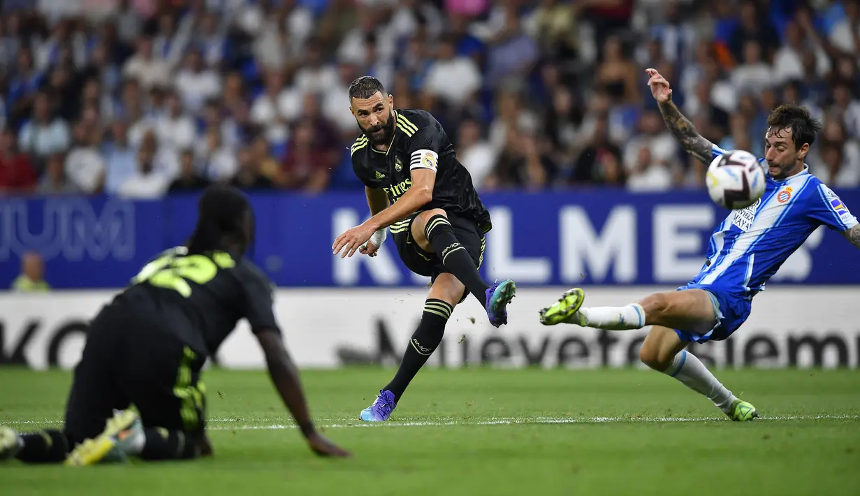 Hingga, celah itu datang dan mampu dimanfaatkan oleh Karim Benzema. Berawal dari umpan Rodrygo, penyerang berkebangsaan Prancis tersebut sukses melesatkan bola ke gawang Espanyol lewat tembakan kaki kanannya. (AFP/