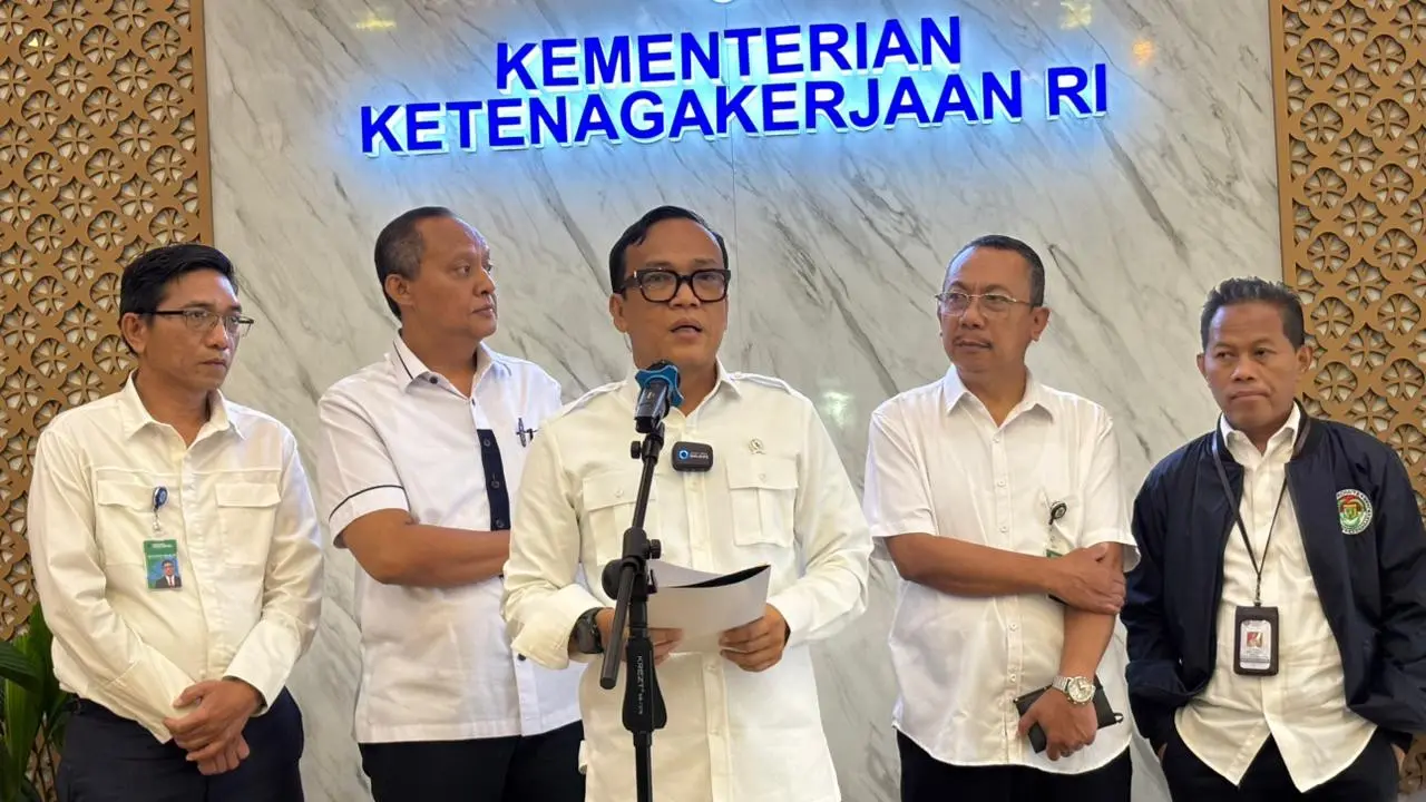 Wakil Menteri Ketenagakerjaan (Wamenaker) Immanuel Ebenezer saat konferensi pers di Kantor Kemnaker, Jakarta, Senin (23/12/2024). (Foto: Liputan6.com/Tira Santia)